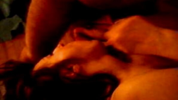 ನಿಕೋಲ್ ಹೆರೆಸ್ ಕಪ್ಪು ದೈತ್ಯ ಕೋಳಿಗಾಗಿ ಪುಸಿಯನ್ನು ಅಗಲವಾಗಿ ಹಿಗ್ಗಿಸುತ್ತದೆ